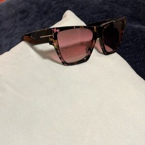 Tom Ford
AVIATOR SUNGLASSES